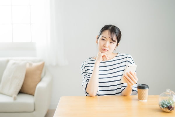 考える女性