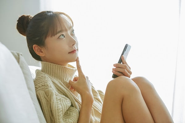 考える女性