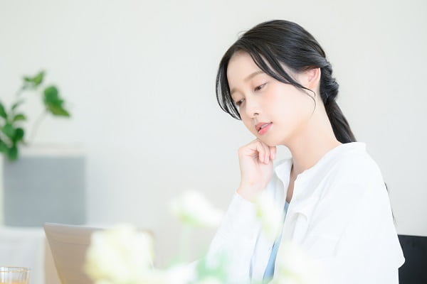 考える女性