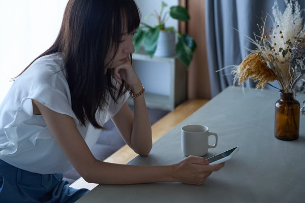 悩む女性