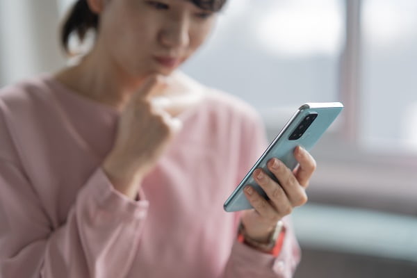 スマホを見る女性