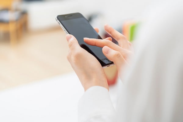 スマホを持つ手