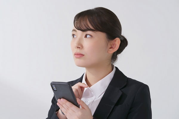 スマホを持つ人