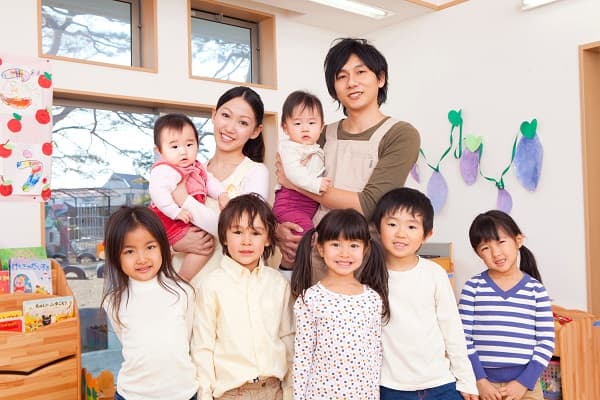 子どもと保育士と赤ちゃん