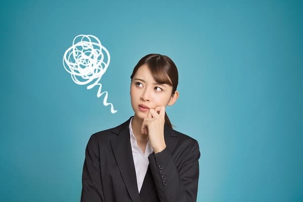 考える就活生