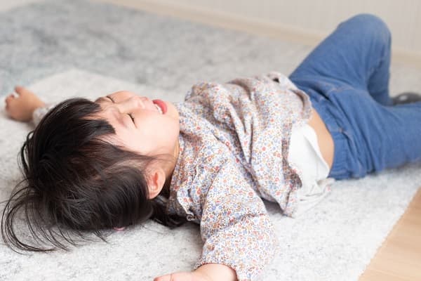 泣く子ども
