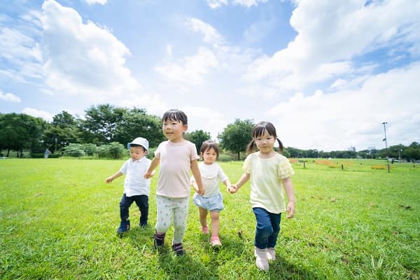 手をつないで走る子ども