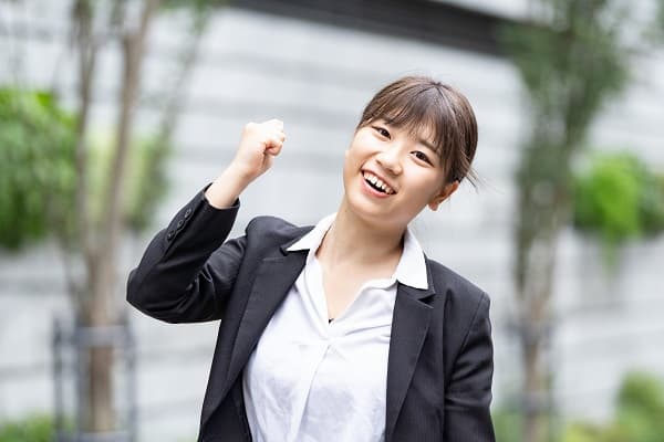 ガッツポーズする保育士
