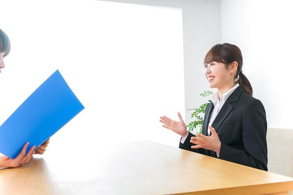 面接の質問にこたえる
