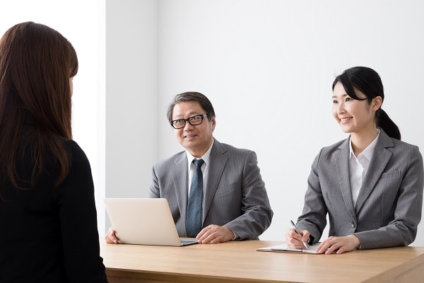新卒保育士の面接の様子