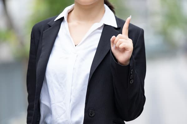 人差し指を指している
