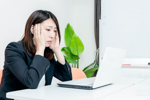 頭を抱える