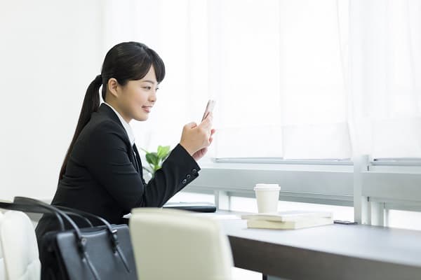 スマフォを眺める