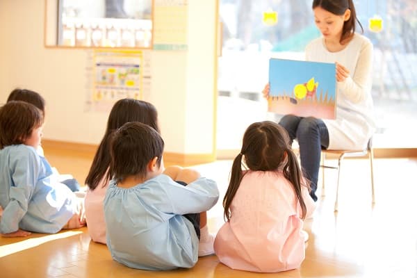 紙芝居を読んでいる