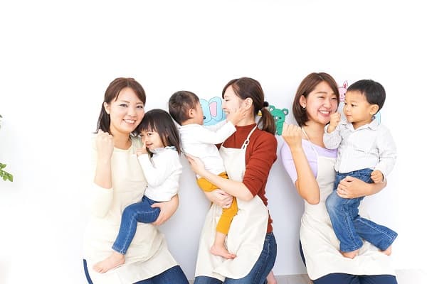 3人の保育士と子ども