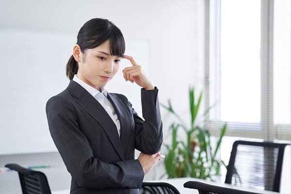 考える就活生