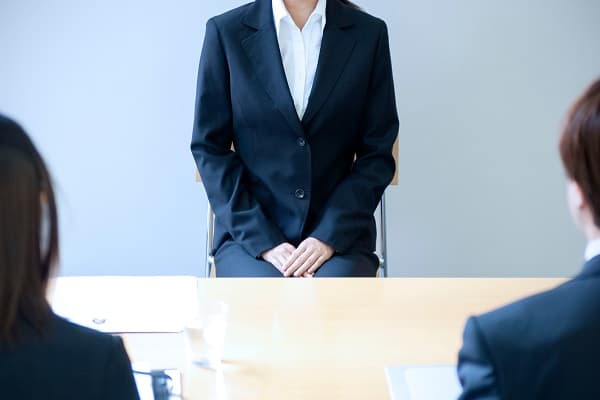 着席する就活生