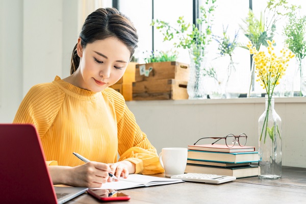 ペンを持っている女性の画像
