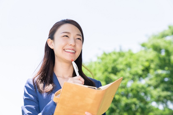 手帳を持った女性