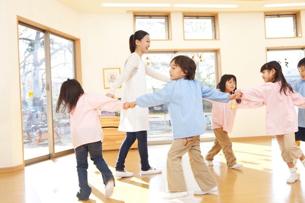 保育園で遊ぶ先生と子ども