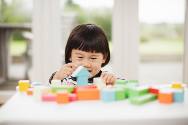 積み木のおもちゃで遊ぶ子ども