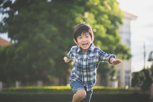 走る男の子の写真