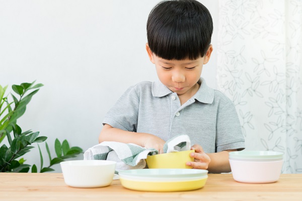 手伝いをする子どもの写真