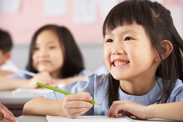 勉強している子どもの写真
