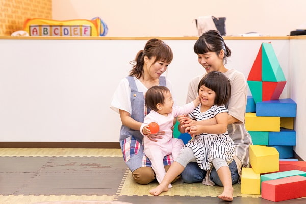 30代未経験から保育士を目指すのは可能?資格の取り方や求人・年収事情