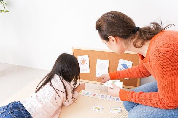カードで遊ぶ子ども