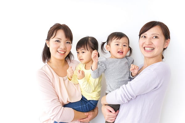 子どもを抱っこする女性