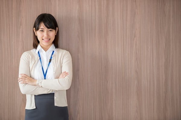 腕組みをする女性