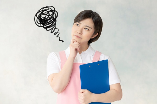 悩む女性