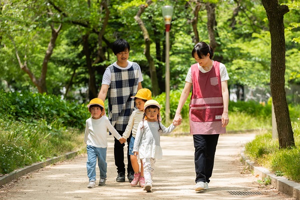 アットホームな保育園で働きたい!保育士にとってのメリットや求人の探し方
