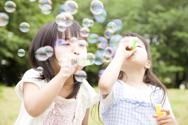シャボン玉で遊ぶ子どもたち