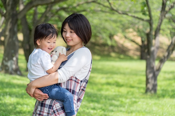 子どもを抱っこする保育士さん
