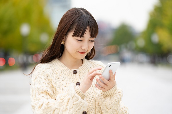 スマホを見る女性