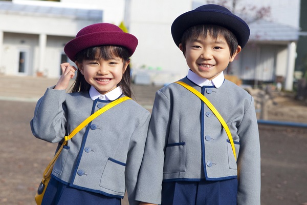 手をつなぐ子どもたち
