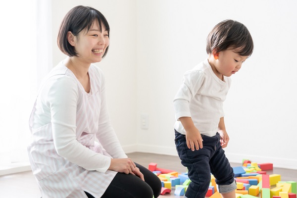 室内であそぶ子どもと大人