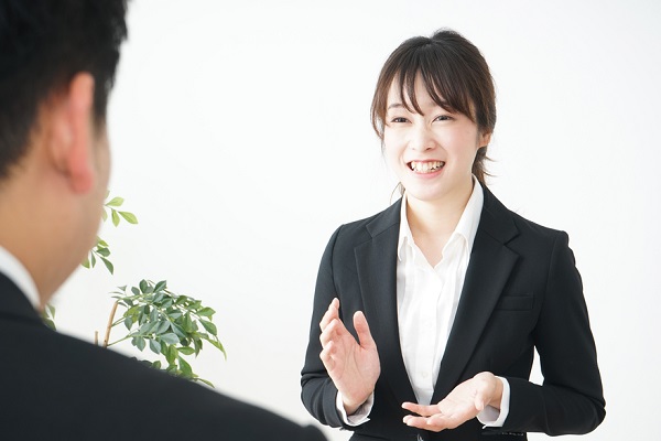 面接を受けている女性