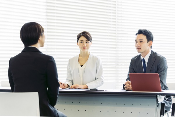 面接官と応募者の様子