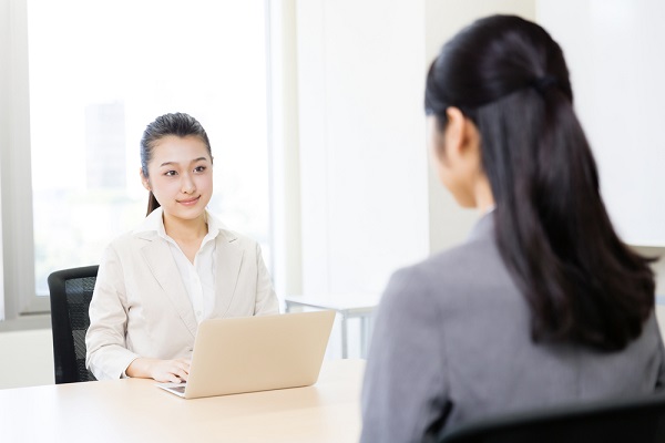 面接官と面接を受ける女性の様子