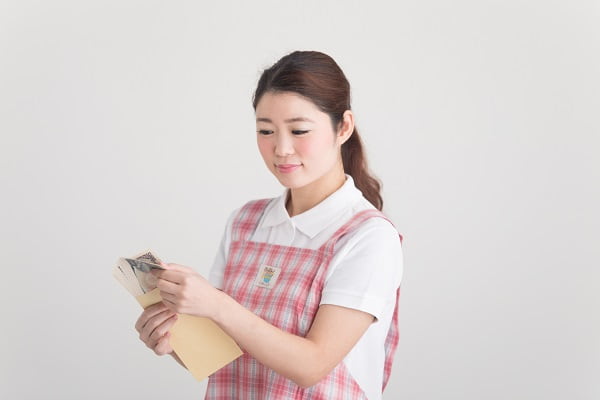 公務員保育士の給料は高い?安い?私立保育士との違いを表で解説!