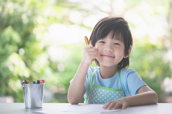 こいのぼりの製作をする男の子