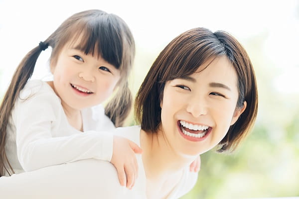子どもをおんぶする女性