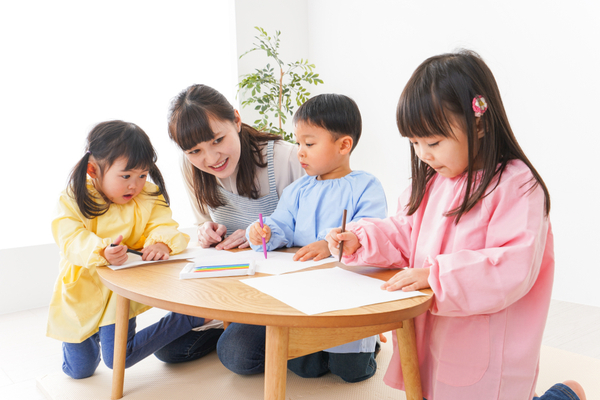 保育士と子どもが遊んでいる
