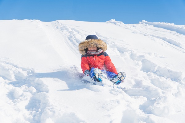 雪で遊ぶ子ども