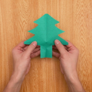 動画 クリスマスの壁面製作にも活用できる 切り絵のクリスマスツリー 保育士求人なら 保育士バンク