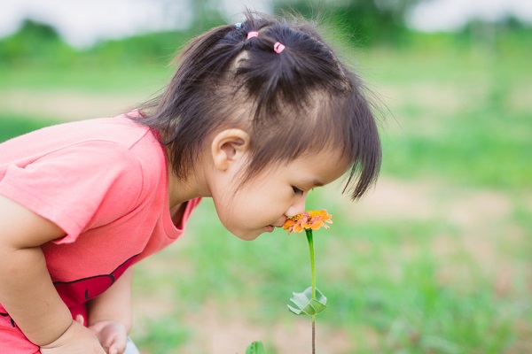 花の香りを楽しむ子ども
