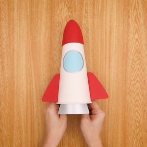 動画 息を吹き込むとロケットが打ち上がる 紙コップでロケットを作ろう 保育士求人なら 保育士バンク